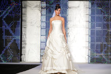 WEDDING DRESSES. COLLECTION 2010. RUNWAY FASHION. PRONOVIA 2010. 