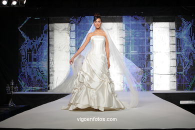 WEDDING DRESSES. COLLECTION 2010. RUNWAY FASHION. PRONOVIA 2010. 