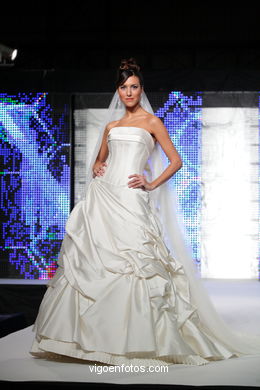 WEDDING DRESSES. COLLECTION 2010. RUNWAY FASHION. PRONOVIA 2010. 