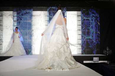 WEDDING DRESSES. COLLECTION 2010. RUNWAY FASHION. PRONOVIA 2010. 