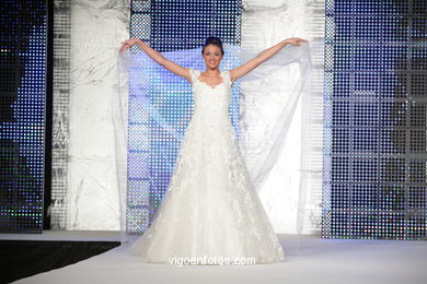 WEDDING DRESSES. COLLECTION 2010. RUNWAY FASHION. PRONOVIA 2010. 