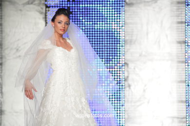 WEDDING DRESSES. COLLECTION 2010. RUNWAY FASHION. PRONOVIA 2010. 