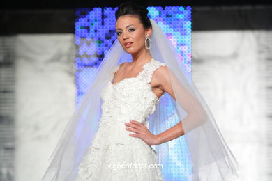 WEDDING DRESSES. COLLECTION 2010. RUNWAY FASHION. PRONOVIA 2010. 