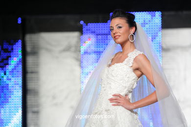 WEDDING DRESSES. COLLECTION 2010. RUNWAY FASHION. PRONOVIA 2010. 