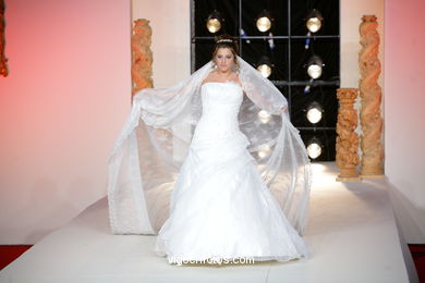 WEDDING DRESSES. COLLECTION 2011. RUNWAY FASHION