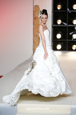 WEDDING DRESSES. COLLECTION 2011. RUNWAY FASHION