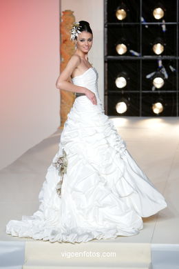 WEDDING DRESSES. COLLECTION 2011. RUNWAY FASHION