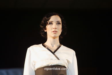 ROSA M CASTELLO GIL - SABOR A ORIENTE. RUNWAY FASHION OF YOUNG FASHION DESIGNER 2006