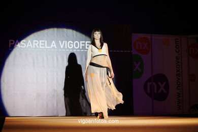 ANA GARCELAN - GOLD FASHION VICTIM. PASARELA DE MODA JÓVENES DISEÑADORES 2006 - VIGOFERIA