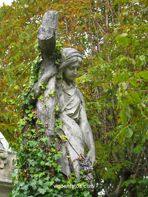 ESCULTURA FUNERARIA NO CEMITÉRIO DE PEREIRÓ. ESCULTURAS E ESCULTORES. VIGO