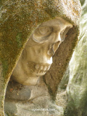 ESCULTURA FUNERARIA EN EL CEMENTERIO DE PEREIRÓ. ESCULTURAS Y ESCULTORES. VIGO