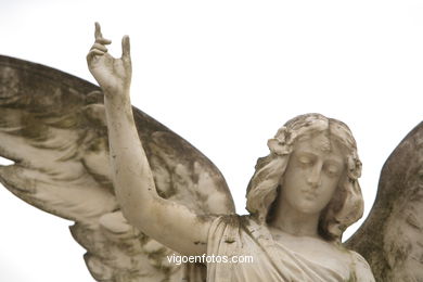 ESCULTURA FUNERARIA NO CEMITÉRIO DE PEREIRÓ. ESCULTURAS E ESCULTORES. VIGO