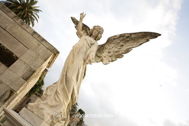 ESCULTURA FUNERARIA EN EL CEMENTERIO DE PEREIRÓ. ESCULTURAS Y ESCULTORES. VIGO