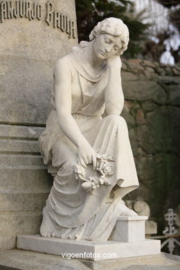 ESCULTURA FUNERARIA EN EL CEMENTERIO DE PEREIRÓ. ESCULTURAS Y ESCULTORES. VIGO