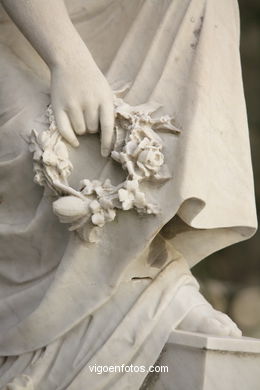 ESCULTURA FUNERARIA NO CEMITÉRIO DE PEREIRÓ. ESCULTURAS E ESCULTORES. VIGO