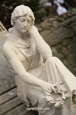 ESCULTURA FUNERARIA NO CEMITÉRIO DE PEREIRÓ. ESCULTURAS E ESCULTORES. VIGO