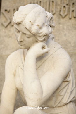 ESCULTURA FUNERARIA NO CEMITÉRIO DE PEREIRÓ. ESCULTURAS E ESCULTORES. VIGO