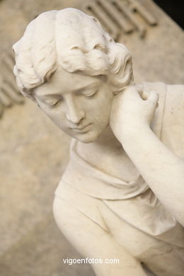 ESCULTURA FUNERARIA EN EL CEMENTERIO DE PEREIRÓ. ESCULTURAS Y ESCULTORES. VIGO