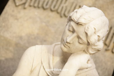 ESCULTURA FUNERARIA EN EL CEMENTERIO DE PEREIRÓ. ESCULTURAS Y ESCULTORES. VIGO