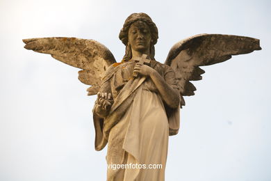 ESCULTURA FUNERARIA NO CEMITÉRIO DE PEREIRÓ. ESCULTURAS E ESCULTORES. VIGO