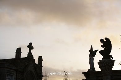 ESCULTURA FUNERARIA EN EL CEMENTERIO DE PEREIRÓ. ESCULTURAS Y ESCULTORES. VIGO