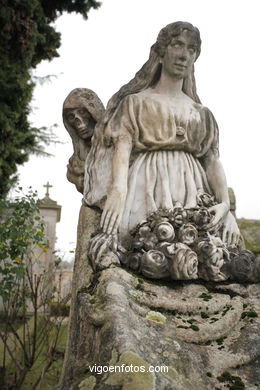 ESCULTURA FUNERARIA NO CEMITÉRIO DE PEREIRÓ. ESCULTURAS E ESCULTORES. VIGO