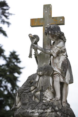 ESCULTURA FUNERARIA NO CEMITÉRIO DE PEREIRÓ. ESCULTURAS E ESCULTORES. VIGO
