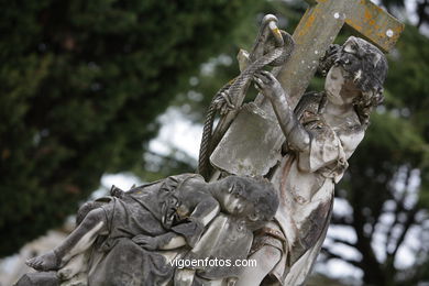 ESCULTURA FUNERARIA NO CEMITÉRIO DE PEREIRÓ. ESCULTURAS E ESCULTORES. VIGO