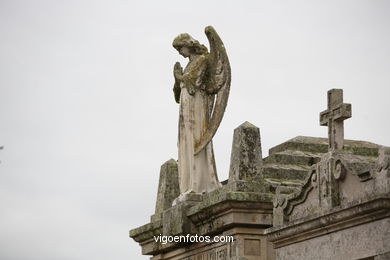 ESCULTURA FUNERARIA NO CEMITÉRIO DE PEREIRÓ. ESCULTURAS E ESCULTORES. VIGO