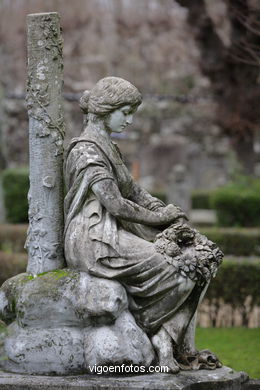 ESCULTURA FUNERARIA EN EL CEMENTERIO DE PEREIRÓ. ESCULTURAS Y ESCULTORES. VIGO