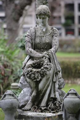 ESCULTURA FUNERARIA EN EL CEMENTERIO DE PEREIRÓ. ESCULTURAS Y ESCULTORES. VIGO