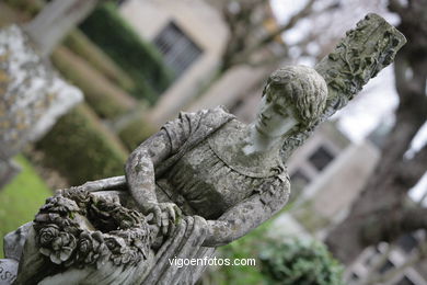 ESCULTURA FUNERARIA EN EL CEMENTERIO DE PEREIRÓ. ESCULTURAS Y ESCULTORES. VIGO