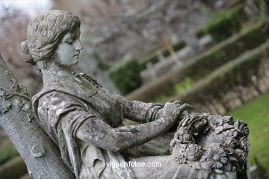 ESCULTURA FUNERARIA EN EL CEMENTERIO DE PEREIRÓ. ESCULTURAS Y ESCULTORES. VIGO