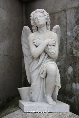 ESCULTURA FUNERARIA NO CEMITÉRIO DE PEREIRÓ. ESCULTURAS E ESCULTORES. VIGO