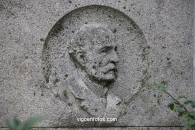 ESCULTURA FUNERARIA NO CEMITÉRIO DE PEREIRÓ. ESCULTURAS E ESCULTORES. VIGO