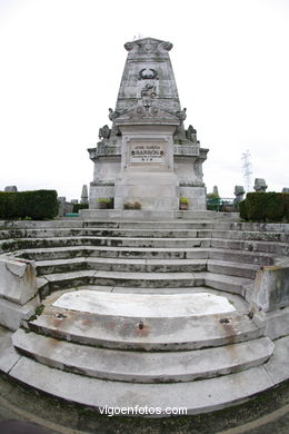 ESCULTURA FUNERARIA NO CEMITÉRIO DE PEREIRÓ. ESCULTURAS E ESCULTORES. VIGO