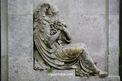 ESCULTURA FUNERARIA NO CEMITÉRIO DE PEREIRÓ. ESCULTURAS E ESCULTORES. VIGO