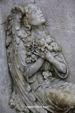 ESCULTURA FUNERARIA NO CEMITÉRIO DE PEREIRÓ. ESCULTURAS E ESCULTORES. VIGO