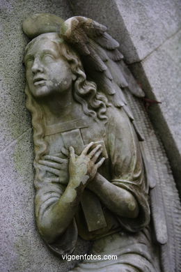 ESCULTURA FUNERARIA EN EL CEMENTERIO DE PEREIRÓ. ESCULTURAS Y ESCULTORES. VIGO