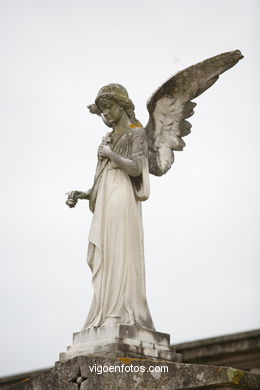 ESCULTURA FUNERARIA EN EL CEMENTERIO DE PEREIRÓ. ESCULTURAS Y ESCULTORES. VIGO