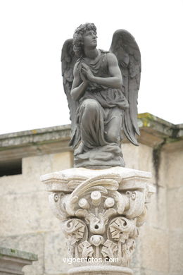 ESCULTURA FUNERARIA NO CEMITÉRIO DE PEREIRÓ. ESCULTURAS E ESCULTORES. VIGO