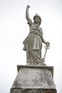 ESCULTURA FUNERARIA NO CEMITÉRIO DE PEREIRÓ. ESCULTURAS E ESCULTORES. VIGO