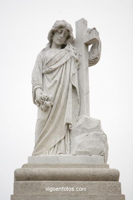 ESCULTURA FUNERARIA NO CEMITÉRIO DE PEREIRÓ. ESCULTURAS E ESCULTORES. VIGO