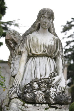 ESCULTURA FUNERARIA NO CEMITÉRIO DE PEREIRÓ. ESCULTURAS E ESCULTORES. VIGO