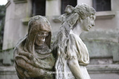 ESCULTURA FUNERARIA NO CEMITÉRIO DE PEREIRÓ. ESCULTURAS E ESCULTORES. VIGO