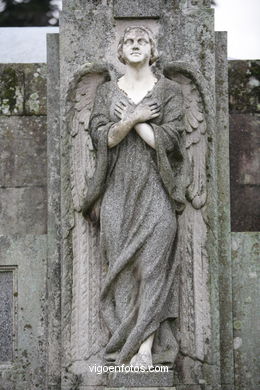 ESCULTURA FUNERARIA NO CEMITÉRIO DE PEREIRÓ. ESCULTURAS E ESCULTORES. VIGO