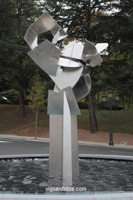 VIGO BICENTENNIAL MONUMENT. SILVERIO RIVAS SCULPTURE