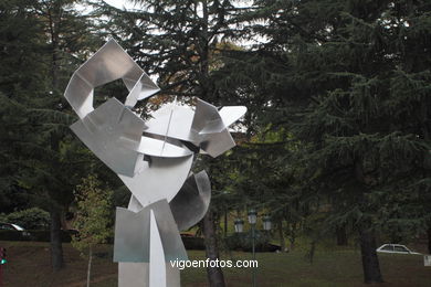 VIGO BICENTENNIAL MONUMENT. SILVERIO RIVAS SCULPTURE