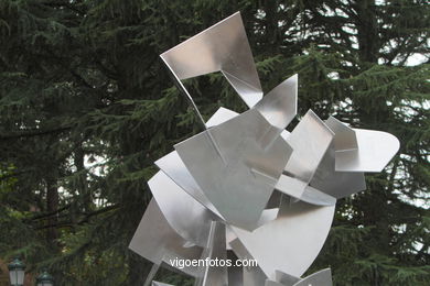 VIGO BICENTENNIAL MONUMENT. SILVERIO RIVAS SCULPTURE