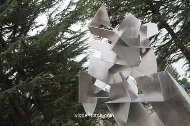 VIGO BICENTENNIAL MONUMENT. SILVERIO RIVAS SCULPTURE